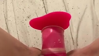 Teen (18+) Usa Un Dildo Per Raggiungere L'Orgasmo In Un Video Fatto In Casa