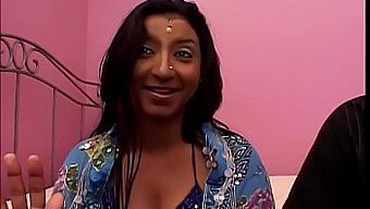 Primeira Experiência Interracial De Uma Bhabhi Desi Em Um Vídeo Amador