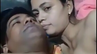 Le Sexe Amoureux De Sharma, 18 Ans, Avec Une Grosse Bite Noire