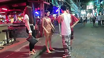 En Ældre Mand Og To Unge Thailandske Prostituerede Engagerer Sig I Seksuel Aktivitet I Thailand.