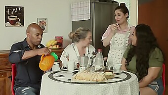 The Great Family Of Bitching - The Husband Is Drunk, The Mother, The Daughter, And The Maid Have Sex | Emme White, Alessandra Maia, Agatha Ludovini, Capoeira