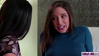 Abella Danger Và Mẹ Kế Của Cô Thỏa Mãn Bản Thân Trong Một Buổi Thủ Dâm Nữ Đồng Tính.