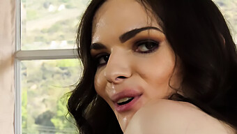 Cuckold Manžel Je Nútený Cmúľať Penis Trans Milenca Svojej Manželky.