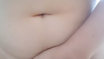 18+ 십대 소녀가 진동기로 자신을 만족시킵니다