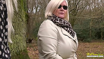 Ehefrau Und Freundin Masturbieren Zusammen In Diesem Britischen Milf-Lesben-Video