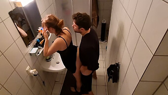 Amateurgirl Im Bad Von Collegeboy Verführt