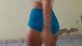 Sexy Latina Novinha Dances