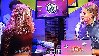 Živá Show V Televízii S Horúcou Tínedžerkou (18+) V Akcii