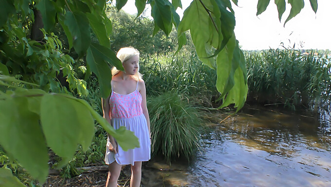 Lustvolle Begegnung Mit Einer Atemberaubenden Blondine Am See