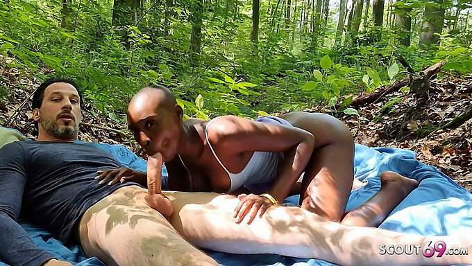 Sexo Al Aire Libre Con Una Ardiente Chica Negra Y Un Chico