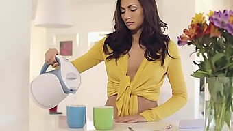 Întâlnire La Cafea Cu Michaela Isizzu - Video Metart