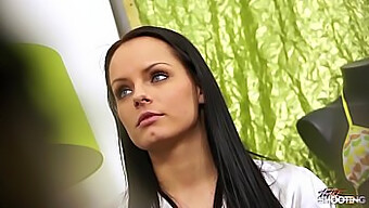 Cumshot Überraschung: Sexy Babe Trickst Agenten Zu Einem Hardcore-Blowjob