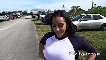 Busty Latina Masturboi Julkisesti Pov