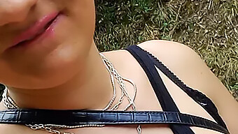 Una Milf Asiatica Con Un Gran Culo Cavalca La Sua Bicicletta E Si Scopa Con Un Dildo