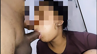 En Srilankisk Teenager Giver Et Dybt Blowjob Og Sluger Sæd