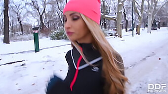 Nadržaná Blondínka Alyssia Kent Dáva Orálny Sex A Tvrdo Sa Necháva Ošukať