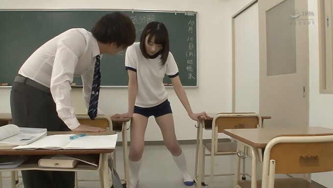 J'Étudiais Quand Une Superbe Fille Asiatique En Short De Gym Est Apparue De Manière Inattendue Dans Ma Classe - 2