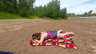 Russisk Milf Gir En Dyp Og Tilfredsstillende Blowjob På Stranden