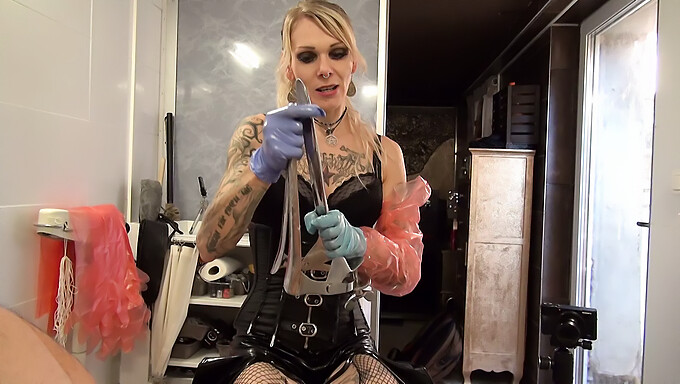 Lady Jane Van Dark Takes Control With A Massive Speculum And Fisting