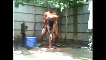 Gadis India Berpura-Pura Menjadi Anak Jalanan Di Bak Mandi Umum.