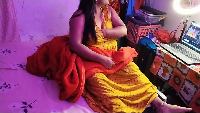 Watch A Hot Indian Girl'S Cam Show And Reveal Her Nipples