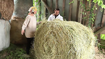 Un Grand Papa Brun Allemand Reçoit Une Fellation En Plein Air