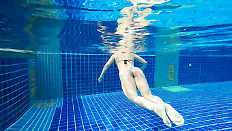 Plaisir Public À La Piscine Avec Une Blonde Au Gros Cul Et Une Branlette