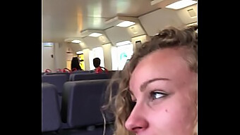 ¡la Pequeña Angel Emily Hace Una Mamada Pública Y Traga Semen En Un Tren!