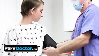 Pervdoctor - Uma Jovem Paciente Sexy Precisa De Um Tratamento Especial Do Seu Médico