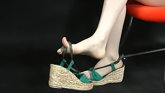 এশিয়ান পা এর সৌন্দর্য প্রদর্শন করা হচ্ছে Wedge Espadrille Sandals এ