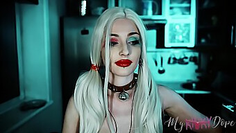 Cosplay Sensual Harley Quinn Dengan Masturbasi