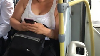 Una Milf Prosperosa Cavalca L'Autobus In Un Trio.