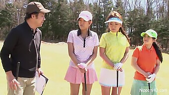 Nackte Asiatische Teens Bekommen Eine Gesichtsbehandlung Auf Dem Golfplatz