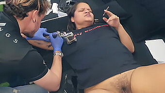 Tysk Tatuerare Ger En Latinamerikansk Amatör En Stor Röv Tatuering I Utbyte Mot En Avsugning