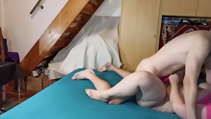 Ma Belle-Fille Potelée Se Fait Étirer La Chatte Par Une Bite Dure