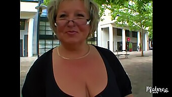 Velike Joške Carole May So V Celoti Prikazane V Tem Milf Porno Videu