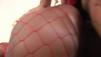 Čierne Bbw Sa Zapájajú Do Špinavého Strap-On Sexu S Partnerom S Veľkými Prsiami