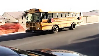 Adolescente Asiática Toma Una Gran Polla En El Asiento Trasero