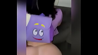 Pertunjukan Menggoda Dora Dalam Video Porno Latina..