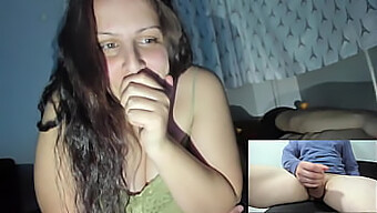 Rondborstige Brunette Vrouw Geniet Van De Grote Lul Van Een Amateur