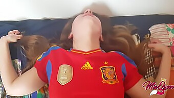 Spanyol Tini Segít Neki Elérni Első Élményét.