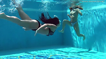 Deux Superbes Babes Américaines Nagent Nues Et Décomplexées Dans La Piscine