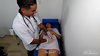 Sexo Anal Com Um Profissional Médico Resulta Em Um Boquete Satisfatório E Gozada