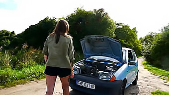 ポーランドの素人カップルが車の中でいたずらをする