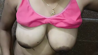 Desi Bhabhi'S Hemmagjorda Video: Fingrar Hennes Fitta