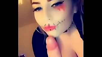 Halloweenska Pochúťka Amelie Skye Zahŕňa Šukanie Tváre A Lízanie