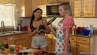 Tiffany Watson E Jada Kai Si Concedono Un Po' Di Divertimento Lesbo Kinky