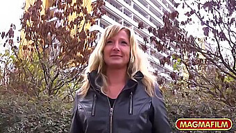 Milf Allemande En Lingerie Se Fait Doigter En Public