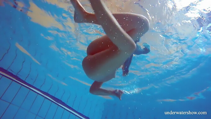 Brunette Schoonheid Laat Haar Lichaam Zien In Het Water