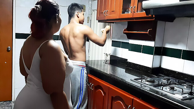 Una Milf Colombiana Con Un Culo Grosso Viene Scopata In Cucina..